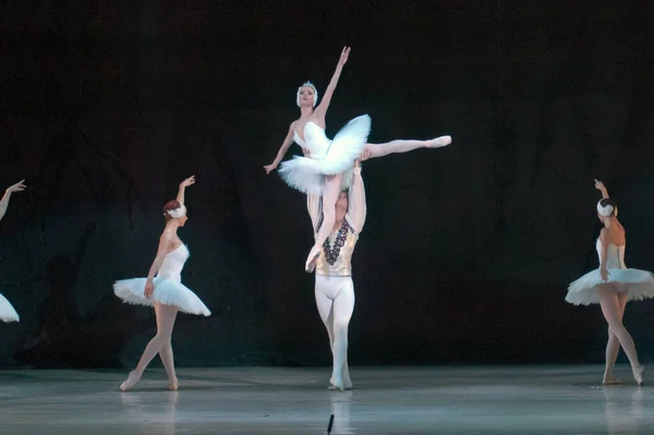 Dnipropetrovsk Ukraine 12月28日 ウクライナのドニプロペトロフスクで2012年12月28日にDnepropetrovsk Operaとバレエ劇場バレエによって行われた白鳥の湖バレエ — ストック写真