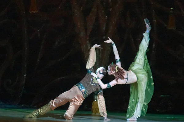 Dnepropetrovsk Ukraine 6月20 Dnepropetrovsk State Opera Ballet Theatreのメンバーが6月20日にウクライナのDnepropetrovskでOne Thusand One — ストック写真