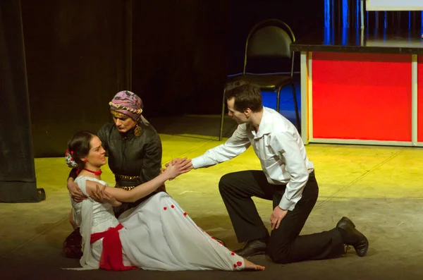 Dnipropetrovsk Ukraine March Members Dnepropetrovsk Youth Theatre Verim Perform Raven — Stock Photo, Image