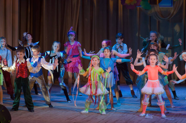 Днепропетровск, Украина - 10 марта 2016 года: Неизвестные дети в возрасте 4-13 лет выступают один раз в городе во Дворце детей и молодежи
.