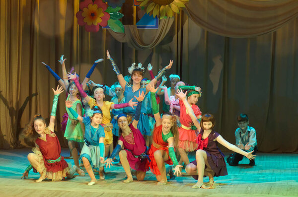 Днепропетровск, Украина - 10 марта 2016 года: Неизвестные дети в возрасте 4-13 лет выступают один раз в городе во Дворце детей и молодежи
.