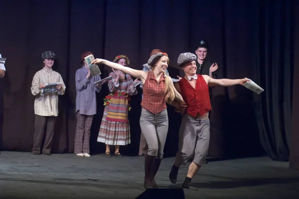 Dnipropetrovsk Ukrajna Április Színház Tagjai Anthill Előadják Pilferers Különböznek Tudod — Stock Fotó