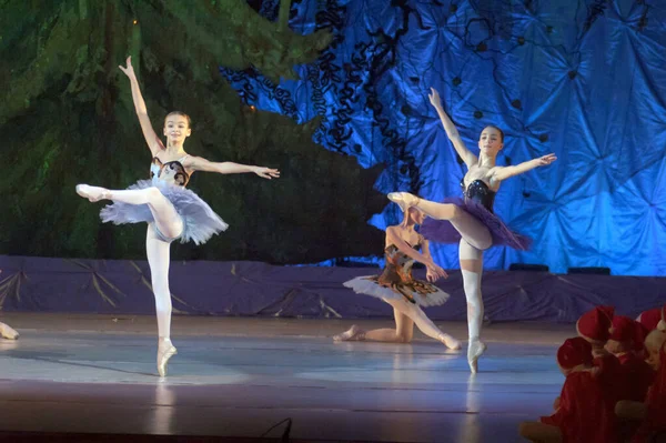 Dnipropetrovsk Ukraine Styczeń Niezidentyfikowane Dziewczęta Wieku Lat Wykonują Perły Baletowe — Zdjęcie stockowe