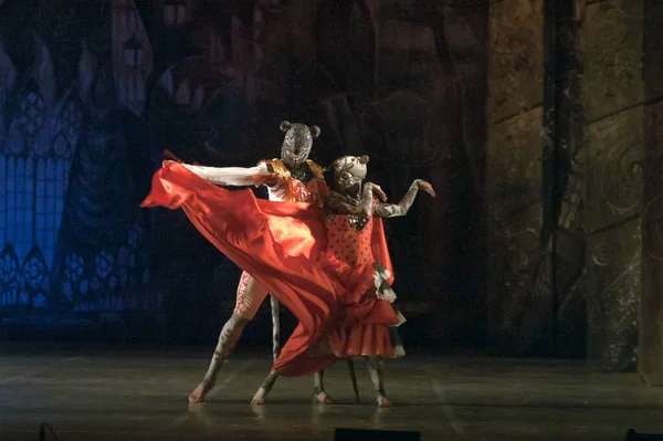 Dnepropetrovsk Ukraine 12月7日 ウクライナのドニプロペトロフスクで2013年12月7日に国立歌劇場とバレエ劇場でKyiv Modern BalletメンバーがNutcracerを上演 — ストック写真