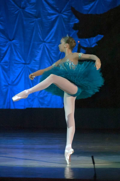 Dnepropetrovsk Ukraine 1月13日 Ksenia Rusin 年齢14歳 1月13日にウクライナのDnepropetrovskで国立歌劇場とバレエ劇場でバレエ真珠を実行します — ストック写真