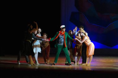 DNIPROPETROVSK, UKRAINE - 10 Ekim: Dnepropetrovsk Devlet Opera ve Bale Tiyatrosu Üyeleri 10 Ekim 2014 tarihinde Dnepropetrovsk, Ukrayna 'da FOXTROT 12 CHAIRS' ı sahneledi..