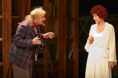 DNEPROPETROVSK, UKRAINE - 4 Temmuz: Dnepropetrovsk Devlet Tiyatrosu Üyeleri 4 Temmuz 2014 tarihinde Dnepropetrovsk, Ukrayna 'da MAKROPULOS AFFair' i sahneledi.