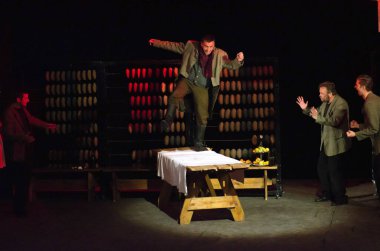 DNIPROPETROVSK, UKRAINE - NOVEMBER 1: Dnipropetrovsk Gençlik Tiyatrosu Üyeleri VERIM 1 Kasım 2014 tarihinde Dnipropetrovsk, Ukrayna 'da PLUM' u sahneledi