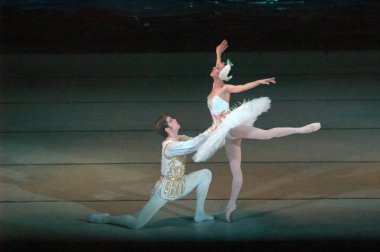 DNEPROPETROVSK, UKRAINE - 27 Nisan: Dnepropetrovsk Opera ve Bale Tiyatrosu tarafından 27 Nisan 2014 'te Dnepropetrovsk, Ukrayna' da gerçekleştirilen Kuğu Gölü balesi