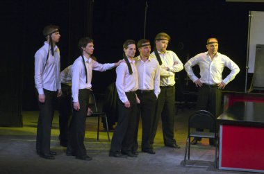 DNIPROPETROVSK, UKRAINE - 1 Mart: Dnepropetrovsk Gençlik Tiyatrosu Üyeleri VERIM 1 Mart 2015 tarihinde Dnipropetrovsk, Ukrayna 'da RAVEN' i sahneledi