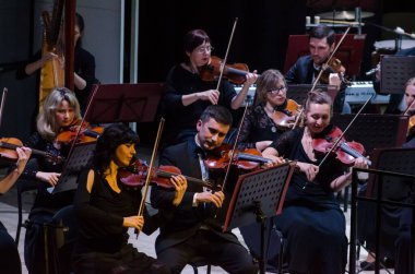 DNIPRO, UKRAINE - 15 Şubat 2018: Senfoni Orkestrası üyeleri Filarmoni Orkestrası 'nda konser