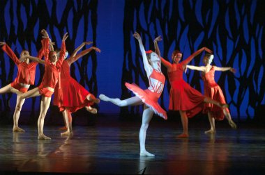 DNEPROPETROVSK, UKRAINE - 9 Mart: Dnepropetrovsk Devlet Opera ve Bale Tiyatrosu üyeleri 9 Mart 2014 'te Dnepropetrovsk, Ukrayna' da ZAKULISIE 'i sahneledi..