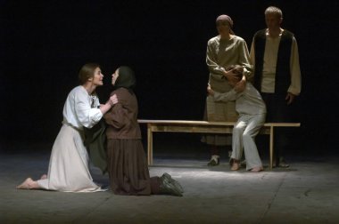 DNIPROPETROVSK, UKRAINE - FEBRUARY 24: Dnepropetrovsk Belediye Gençlik Tiyatrosu Üyeleri Verim 24 Şubat 2013 'te Dnipropetrovsk, Ukrayna' da 