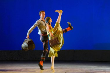 DNIPROPETROVSK, UKRAINE - 10 Ekim: Dnepropetrovsk Devlet Opera ve Bale Tiyatrosu Üyeleri 10 Ekim 2014 tarihinde Dnepropetrovsk, Ukrayna 'da FOXTROT 12 CHAIRS' ı sahneledi..