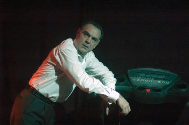 DNEPROPETROVSK, UKRAINE - 1 Mart: Ünlü aktör Michael Melnik, Dnepropetrovsk, Ukrayna 'da 1 Mach 2014 tarihinde Belediye Tiyatrosu CREEK' de bir bilinmeyenden mektup seslendirdi.