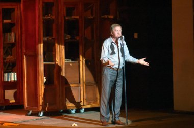 DNEPROPETROVSK, UKRAINE - 4 Temmuz: Dnepropetrovsk Devlet Tiyatrosu Üyeleri 4 Temmuz 2014 tarihinde Dnepropetrovsk, Ukrayna 'da MAKROPULOS AFFair' i sahneledi.