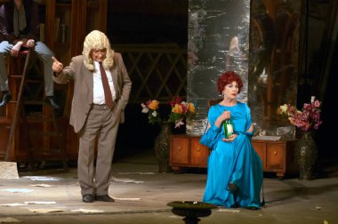 DNEPROPETROVSK, UKRAINE - 4 Temmuz: Dnepropetrovsk Devlet Tiyatrosu Üyeleri 4 Temmuz 2014 tarihinde Dnepropetrovsk, Ukrayna 'da MAKROPULOS AFFair' i sahneledi.