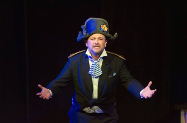 DNIPROPETROVSK, UKRAINE - 25 Ekim 2015: Maxim Ryapulov Dnipropetrovsk Gençlik Tiyatrosu VERIM 'de RAVEN oynuyor.