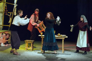 DNIPROPETROVSK, UKRAINE - 21 Kasım 2015: Dnipropetrovsk Gençlik Tiyatrosu Üyeleri VERIM DULCINEA TOBOSSKAYA