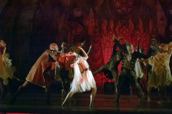 Dnepropetrovsk Ukrajina Prosince 2013 Členové Kyiv Modern Ballet Vystoupili Prosince — Stock fotografie