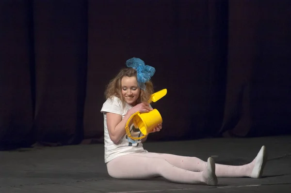 Dnipropetrovsk Ukraine Kwiecień Członkowie Teatru Nie Geniusz Wykonać Dziewczyny Państwowym — Zdjęcie stockowe