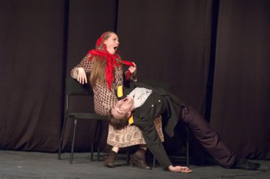 DNIPROPETROVSK, UKRAINE - 24 NİSAN: Anthill Tiyatrosu yolcuları farklıdır 24 Nisan 2013 'te Dnipropetrovsk, Ukrayna' daki Devlet Rus Tiyatrosu 'nda