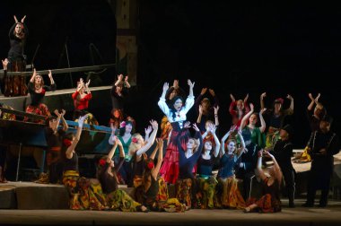 DNEPROPETROVSK, UKRAINE - 1 Haziran: Dnepropetrovsk Devlet Opera ve Bale Tiyatrosu üyeleri 1 Haziran 2014 'te Dnepropetrovsk, Ukrain' de CARMEN gösterisi yaptılar