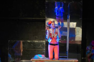 DNIPROPETROVSK, UKRAINE - 26 Mart 2016: Dnipropetrovsk Gençlik Tiyatrosu Küçük Sahnesi üyeleri tarafından ölüme kadar aşk gösterisi.