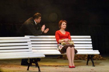 DNIPROPETROVSK, UKRAINE - 13 ARALIK: Dnepropetrovsk Devlet Tiyatrosu üyeleri 13 Aralık 2014 'te Dnipropetrovsk, Ukrayna' da BENCH 'i sahneledi