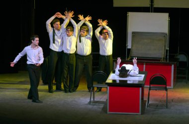 DNIPROPETROVSK, UKRAINE - 1 Mart: Dnepropetrovsk Gençlik Tiyatrosu Üyeleri VERIM 1 Mart 2015 tarihinde Dnipropetrovsk, Ukrayna 'da RAVEN' i sahneledi