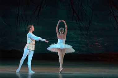 DNEPROPETROVSK, UKRAINE - 29 Mart 2014 'te Dnepropetrovsk, Ukrayna' da Dnepropetrovsk Opera ve Bale Tiyatrosu tarafından sahnelenen Kuğu Gölü balesi