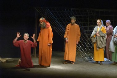 DNIPROPETROVSK, UKRAINE - 16 Mart 2013 'te Dnepropetrovsk Belediye Gençlik Tiyatrosu üyeleri Ukrayna' nın Dnipropetrovsk kentinde Rufinus ve Priscilla 'yı sahneledi. 