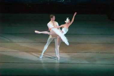 DNEPROPETROVSK, UKRAINE - 27 Nisan: Dnepropetrovsk Opera ve Bale Tiyatrosu tarafından 27 Nisan 2014 'te Dnepropetrovsk, Ukrayna' da gerçekleştirilen Kuğu Gölü balesi