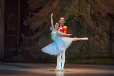 DNEPROPETROVSK, UKRAINE - 30 Aralık 2012 'de Dnepropetrovsk, Ukrayna' da Dnepropetrovsk Opera ve Bale Tiyatrosu tarafından gerçekleştirilen fındıkkıran balesi. 