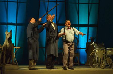 DNIPROPETROVSK, UKRAINE - 4 Haziran: Dnepropetrovsk Devlet Tiyatrosu Üyeleri 4 Haziran 2015 tarihinde Dnipropetrovsk, Ukrayna 'da Rüzgâr' ı sahneledi