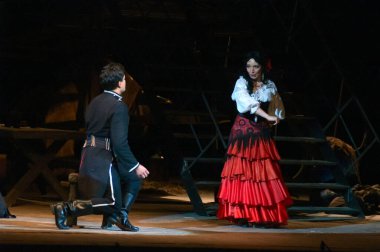 DNEPROPETROVSK, UKRAINE - 1 Haziran: Dnepropetrovsk Devlet Opera ve Bale Tiyatrosu üyeleri 1 Haziran 2014 'te Dnepropetrovsk, Ukrain' de CARMEN gösterisi yaptılar