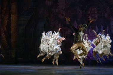 DNEPROPETROVSK, UKRAINE - 7 Aralık 2013 'te Ukrayna' nın Dnepropetrovsk kentindeki Devlet Opera ve Bale Tiyatrosu 'nda KYIV MODERN Ballet üyeleri NUTKRACER' i sahneledi.