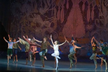 DNIPROPETROVSK, UKRAINE JANUARY 12: 10-13 yaşındaki kimliği belirsiz çocuklar, 12 Ocak 2014 'te Ukrayna' nın Dnipropetrovsk kentindeki Devlet Opera ve Bale Tiyatrosu 'nda bale incileri sergilediler.