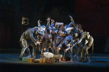 DNEPROPETROVSK, UKRAINE - 7 Aralık 2013 'te Ukrayna' nın Dnepropetrovsk kentindeki Devlet Opera ve Bale Tiyatrosu 'nda KYIV MODERN Ballet üyeleri NUTKRACER' i sahneledi.