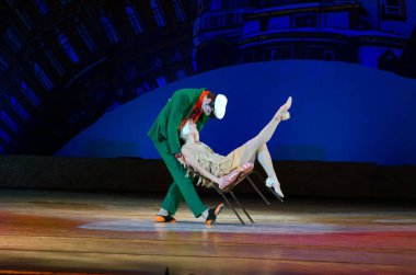 DNIPROPETROVSK, UKRAINE - 9 Ekim: Dnepropetrovsk Devlet Opera ve Bale Tiyatrosu Üyeleri 9 Ekim 2014 'te Dnepropetrovsk, Ukrayna' da FOXTROT 12..