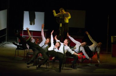 DNIPROPETROVSK, UKRAINE - 1 Mart: Dnepropetrovsk Gençlik Tiyatrosu Üyeleri VERIM 1 Mart 2015 tarihinde Dnipropetrovsk, Ukrayna 'da RAVEN' i sahneledi