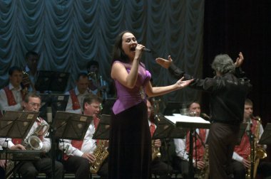 DNEPROPETROVSK, UKRAINE - 3 ARALIK: Filarmoni Cemiyeti Jazz Orkestrası üyeleri 3 Aralık 2013 'te Dnepropetrovsk, Ukrayna' da konser verdiler