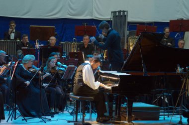 DNIPRO, UKRAINE - 8 Ekim 2016: Amerikalı besteci ve piyanist Calvin Jones ve Dnipro Symphonic Orchestra üyeleri.