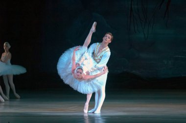 DNEPROPETROVSK, UKRAINE - 29 Mart 2014 'te Dnepropetrovsk, Ukrayna' da Dnepropetrovsk Opera ve Bale Tiyatrosu tarafından sahnelenen Kuğu Gölü balesi