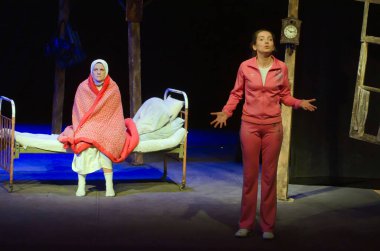 DNIPROPETROVSK, UKRAINE - 31 Ekim 2015: Barbara Voronin ve Elena Manzheley Dnipropetrovsk Gençlik Tiyatrosu VERIM 'de DeADLINE' ı sahneledi.