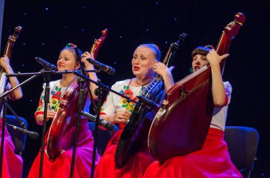 DNIPRO, UKRAINE - 23 Eylül 2017: Bandura grubu SORCERESS üyeleri Ukrayna folk şarkılarını Filarmoni Orkestrası 'nda söylediler.