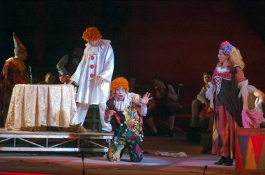 DNEPROPETROVSK, UKRAINE - FEBRUARY 1: Dnepropetrovsk Devlet Opera ve Bale Tiyatrosu üyeleri 1 Şubat 2014 'te Dnepropetrovsk, Ukrain' de PAGLIACCI performansı sergilediler.