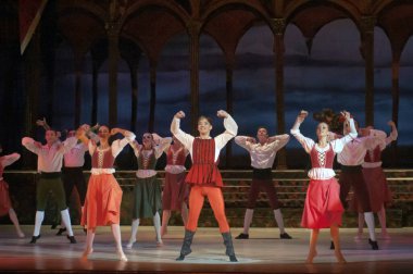 DNEPROPETROVSK, UKRAINE NOVEMBER 9: Dnepropetrovsk Devlet Opera ve Bale Tiyatrosu üyeleri 9 Kasım 2013 'te Ukrayna' nın Dnepropetrovsk kentinde Romeo ve Juliet gösterisi yaptılar.