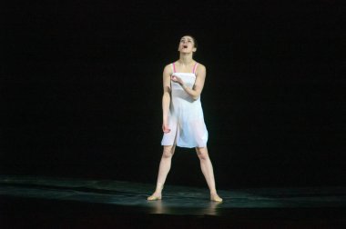 DNEPROPETROVSK, UKRAINE - 9 Mart: Dnepropetrovsk Devlet Opera ve Bale Tiyatrosu üyeleri 9 Mart 2014 'te Dnepropetrovsk, Ukrayna' da ZAKULISIE 'i sahneledi..