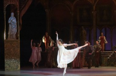DNEPROPETROVSK, UKRAINE NOVEMBER 9: Dnepropetrovsk Devlet Opera ve Bale Tiyatrosu üyeleri 9 Kasım 2013 'te Ukrayna' nın Dnepropetrovsk kentinde Romeo ve Juliet gösterisi yaptılar.